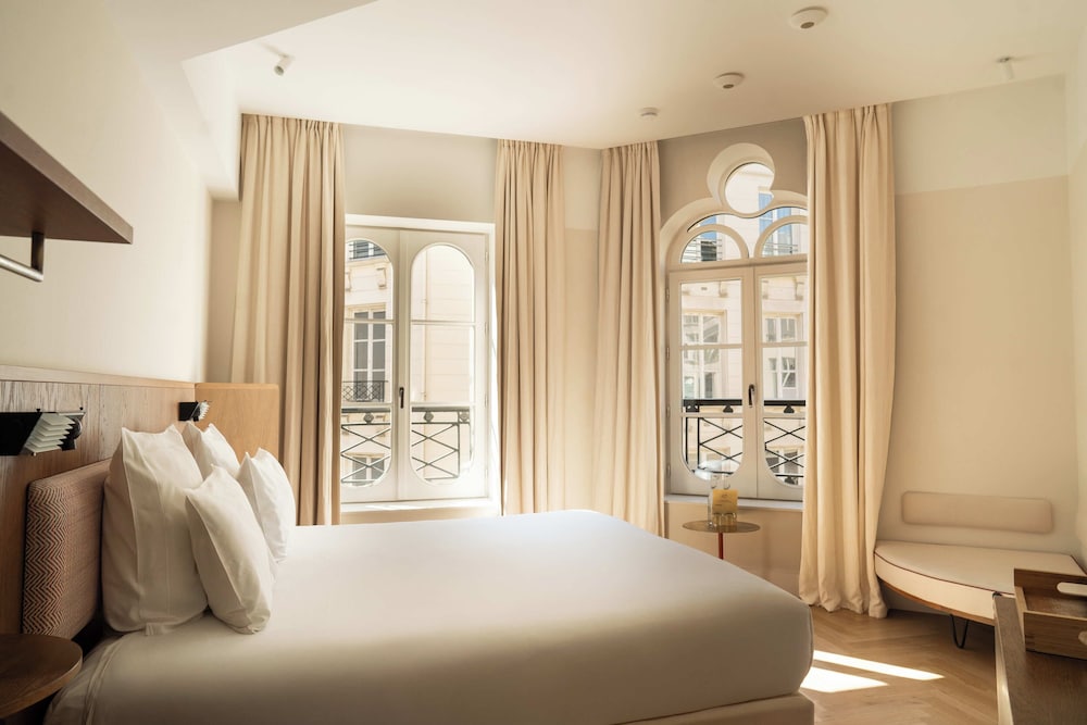 Superior, French Bed, Queen Bed