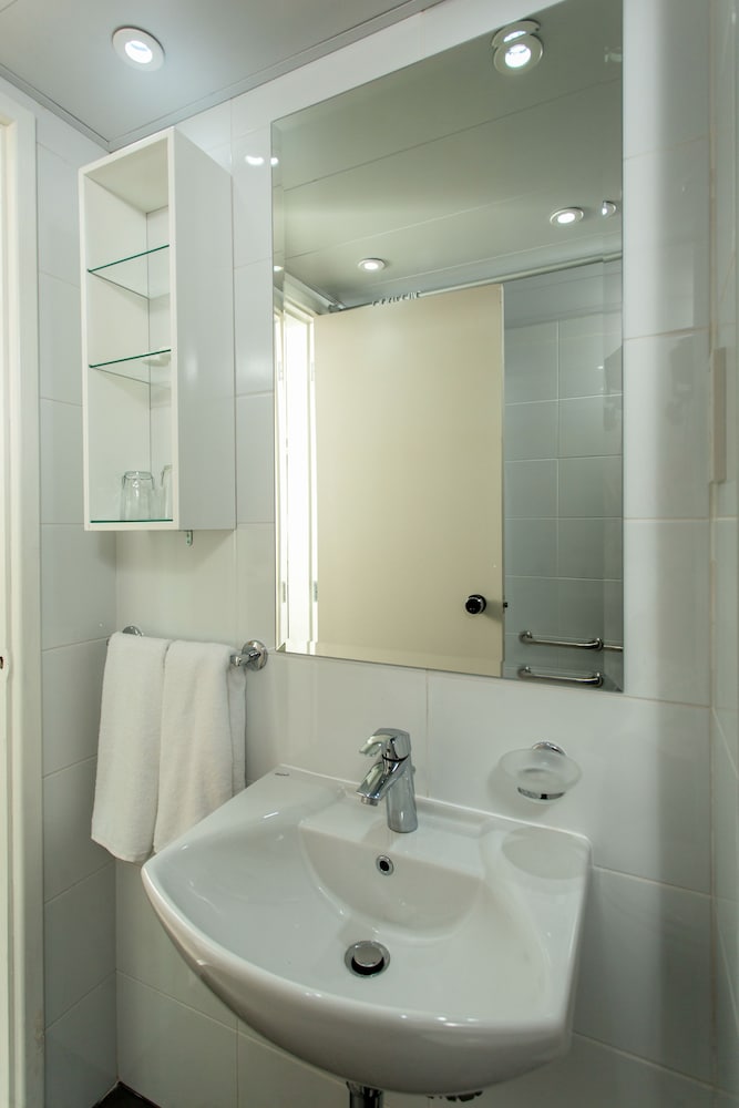 Kapetanios Bay Hotel 45/49
