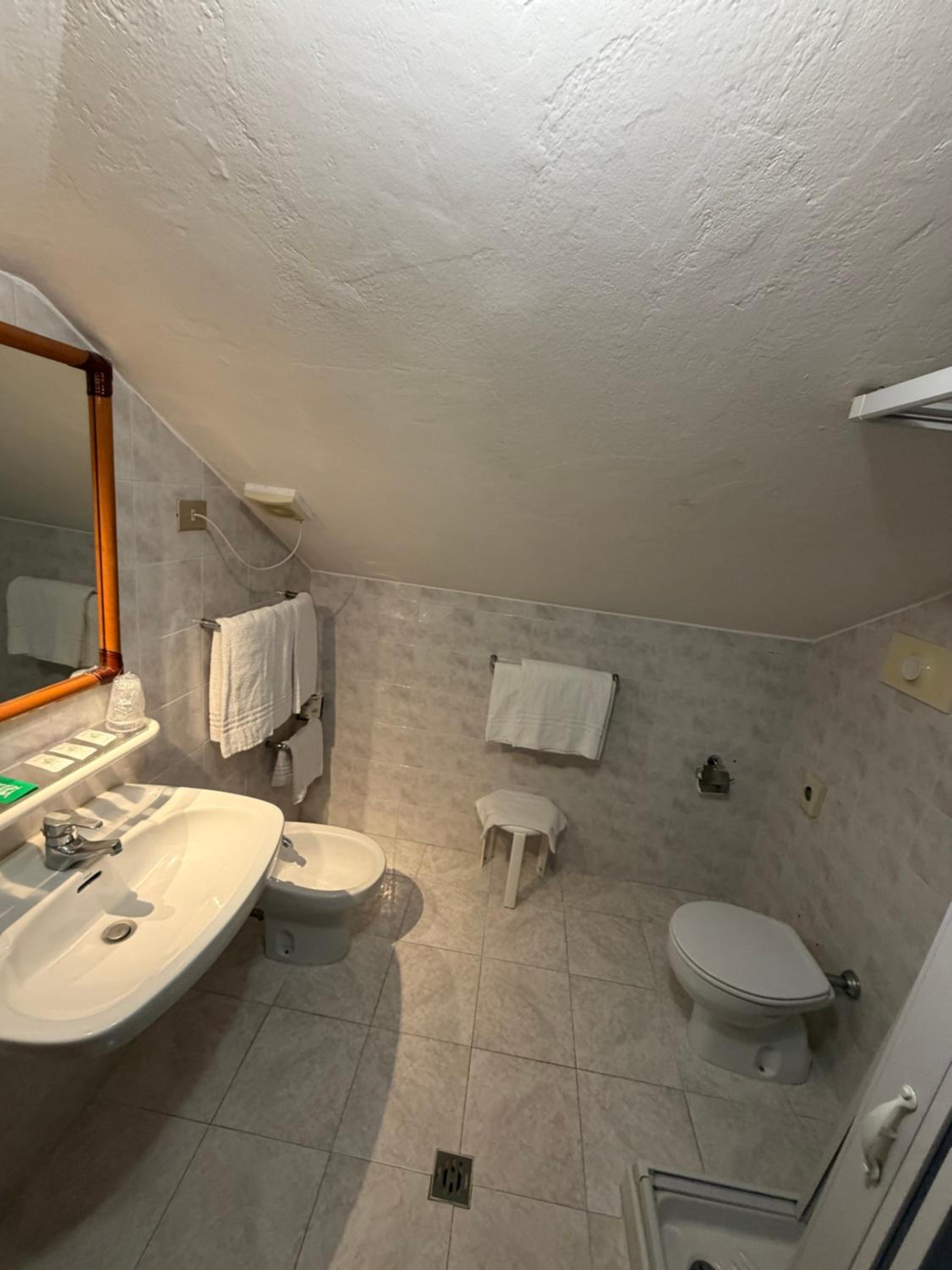 غرفة ثلاثية بسرير كوين وسرير فردي، Hotel La Caravella 7/8