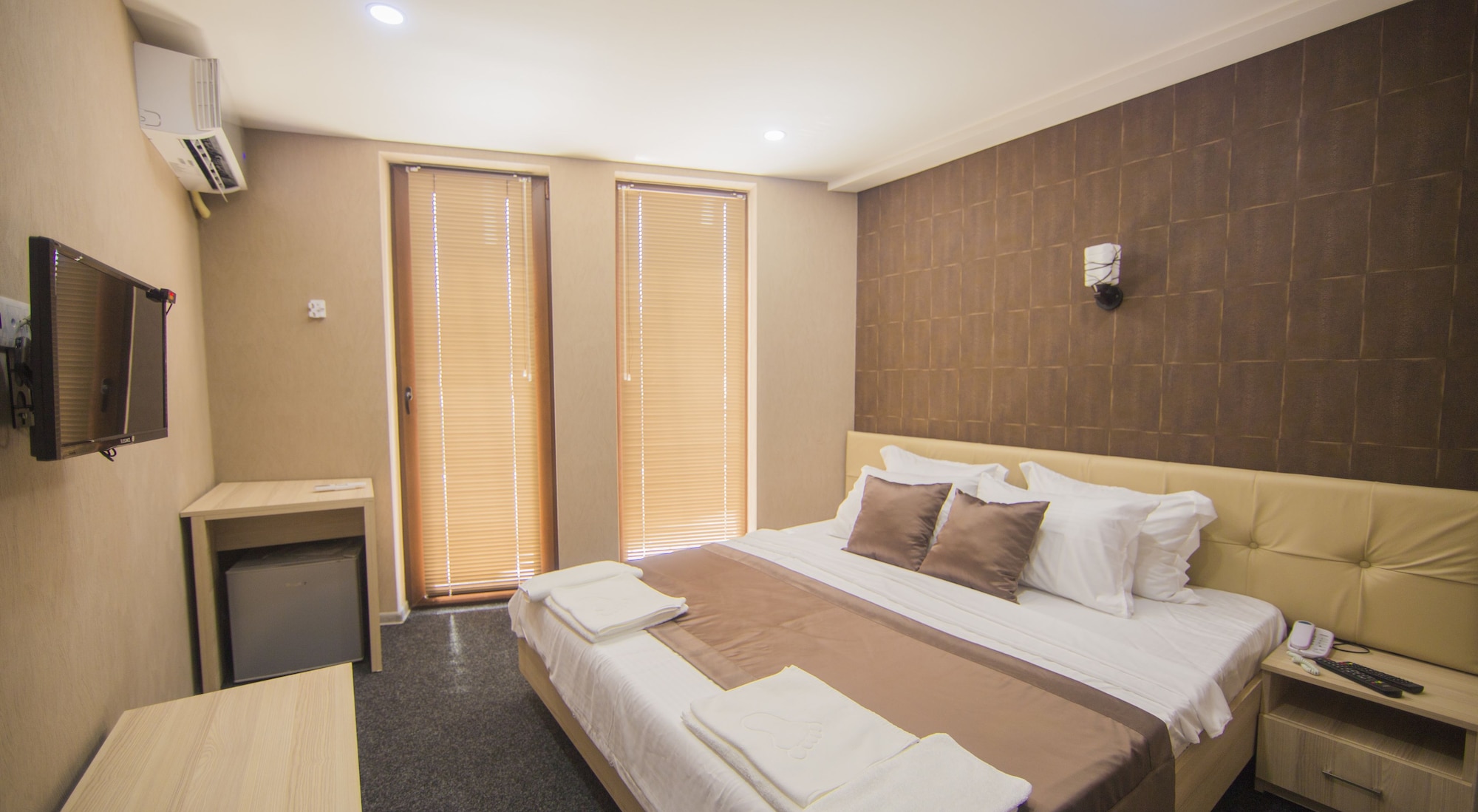 STANDARD, KING BED, BALCONY
