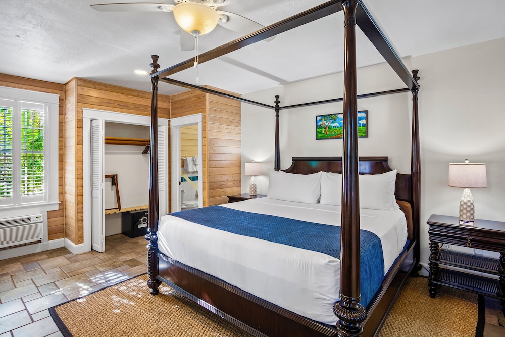 ISLAND, DELUXE, KING BED