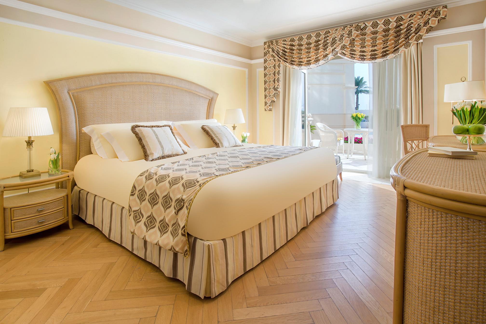 Room, King Bed, Pool Access