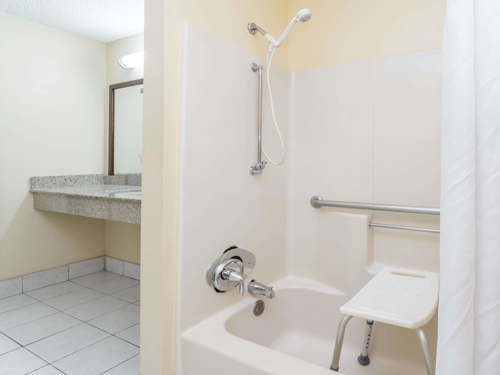 Super 8 By Wyndham Statesboro 20/20