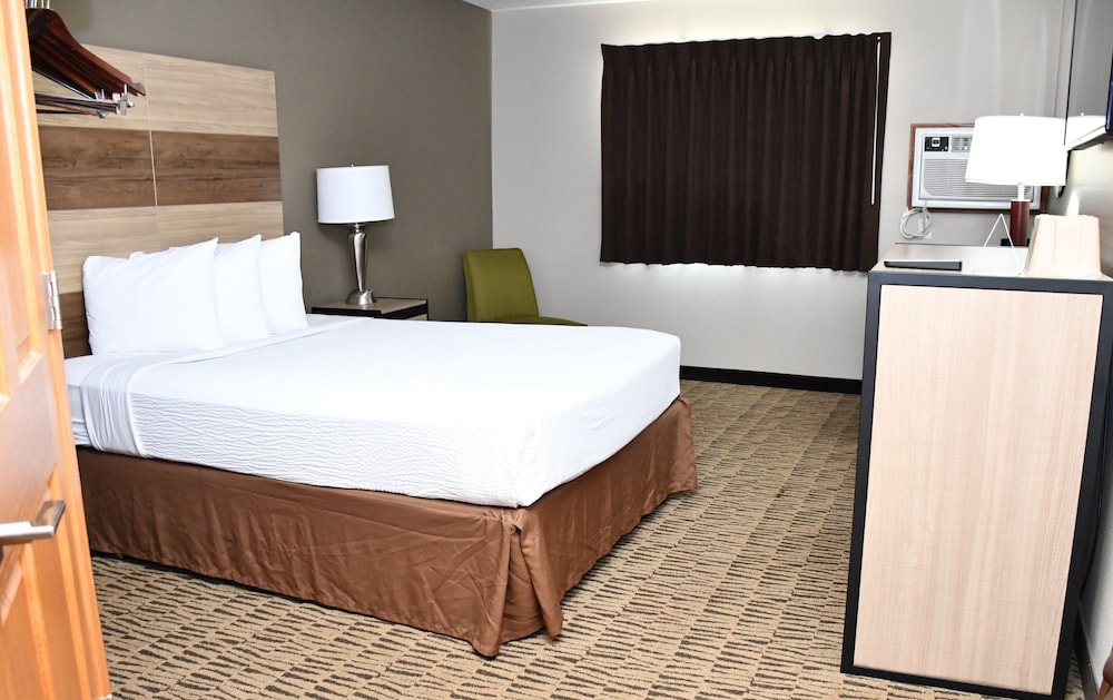 Room, Queen Bed, Baymont Inn and Suites by Wyndham Platteville 3/10