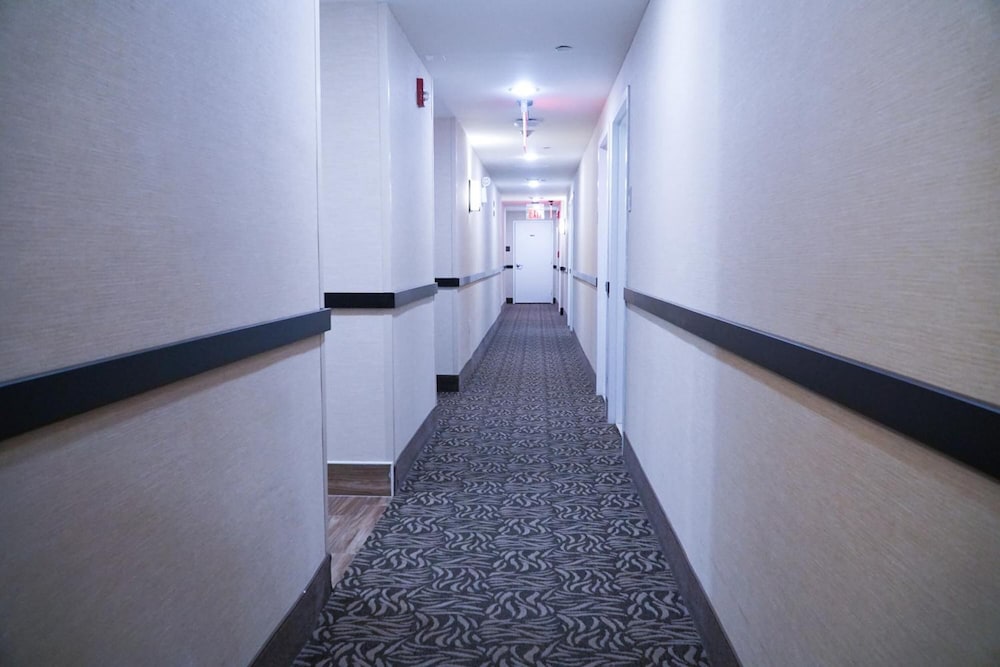 Hotel Mint JFK Airport 44/46