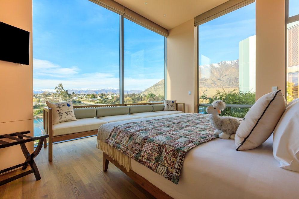 EXECUTIVE, SUITE