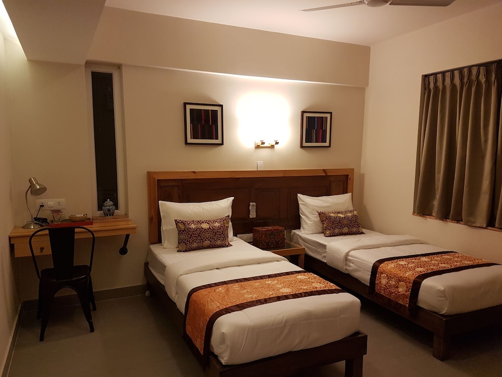 DELUXE, DOUBLE OR TWIN BED