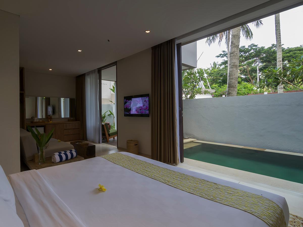 King Bed, with Pool