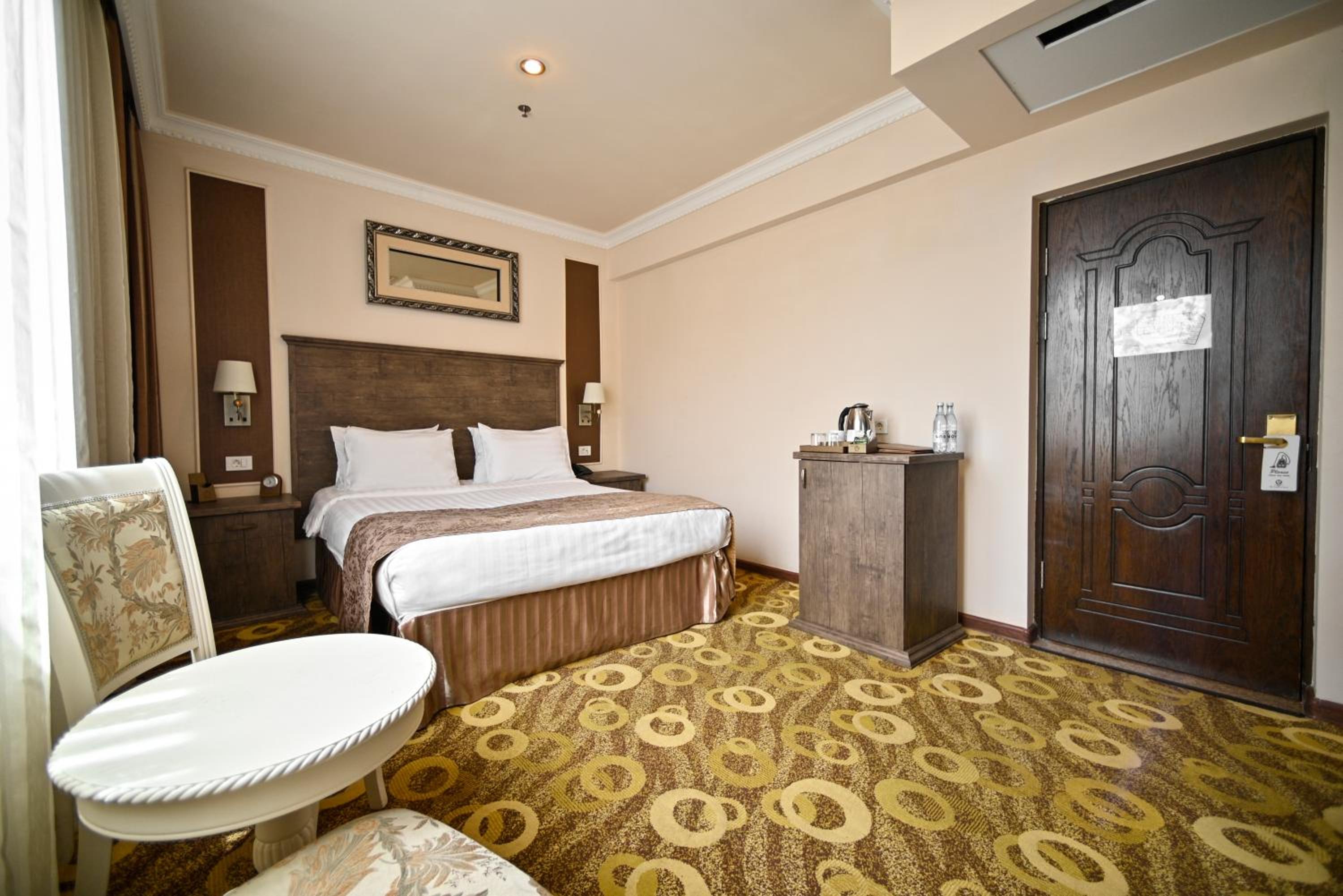 Imperial, Queen Bed