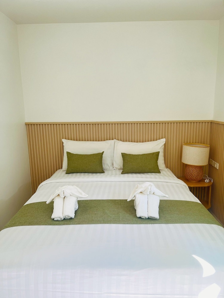 STANDARD, QUEEN BED