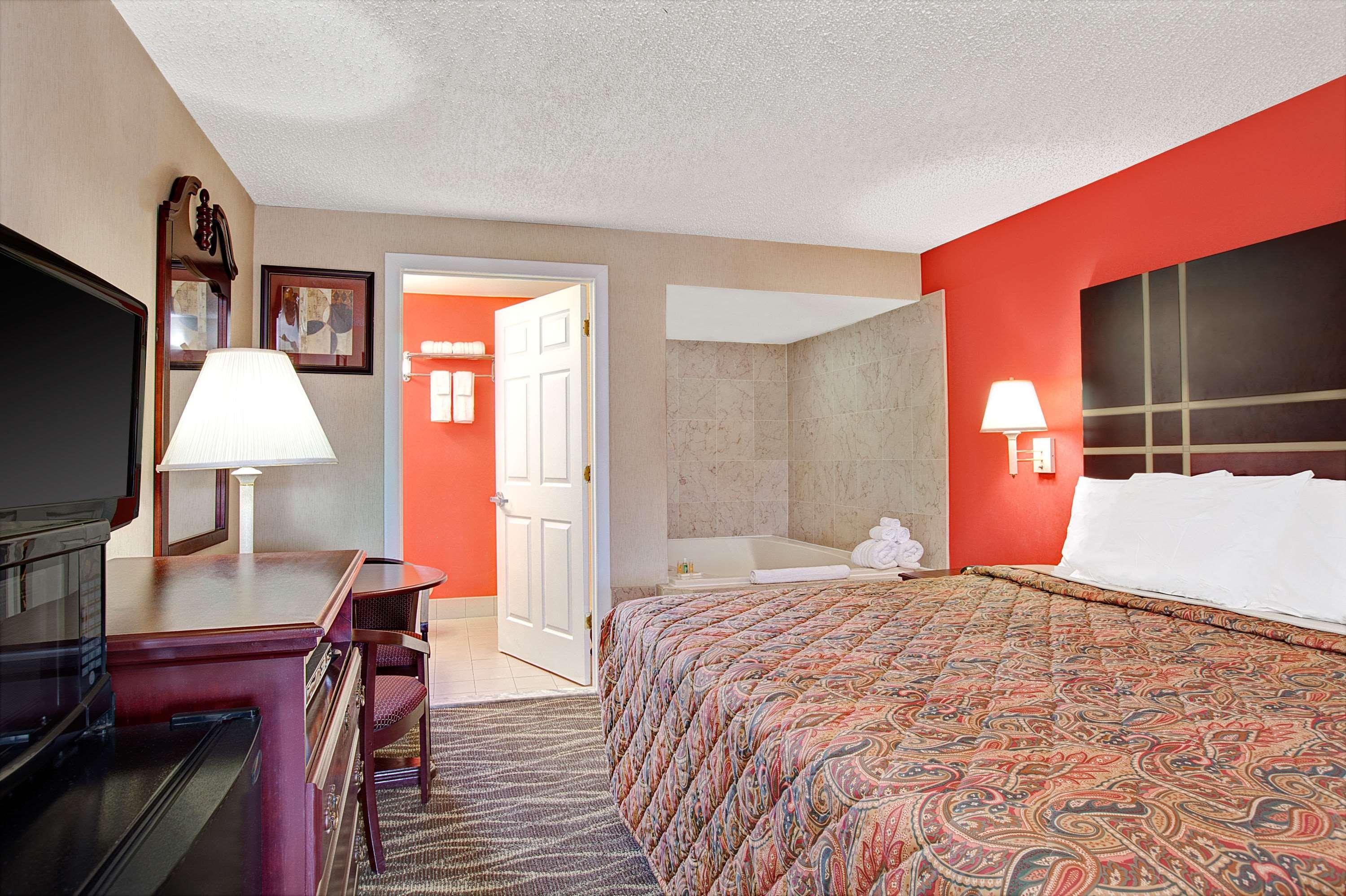 Room, Triple, Queen Bed
