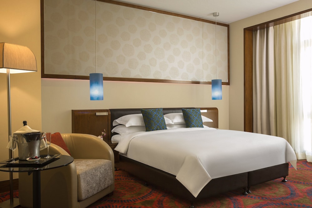 ROOM, KING BED, CLUB LOUNGE ACCESS