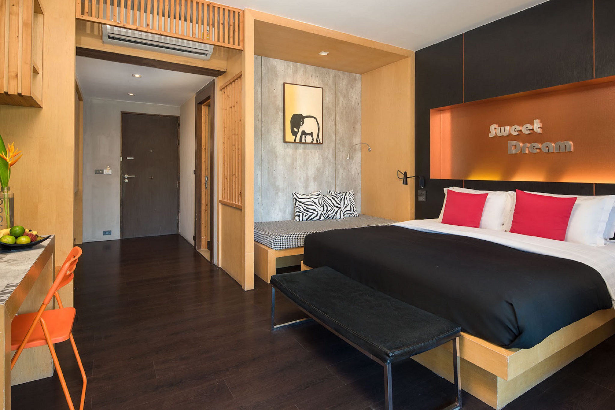 DELUXE JACUZZI SUITE
