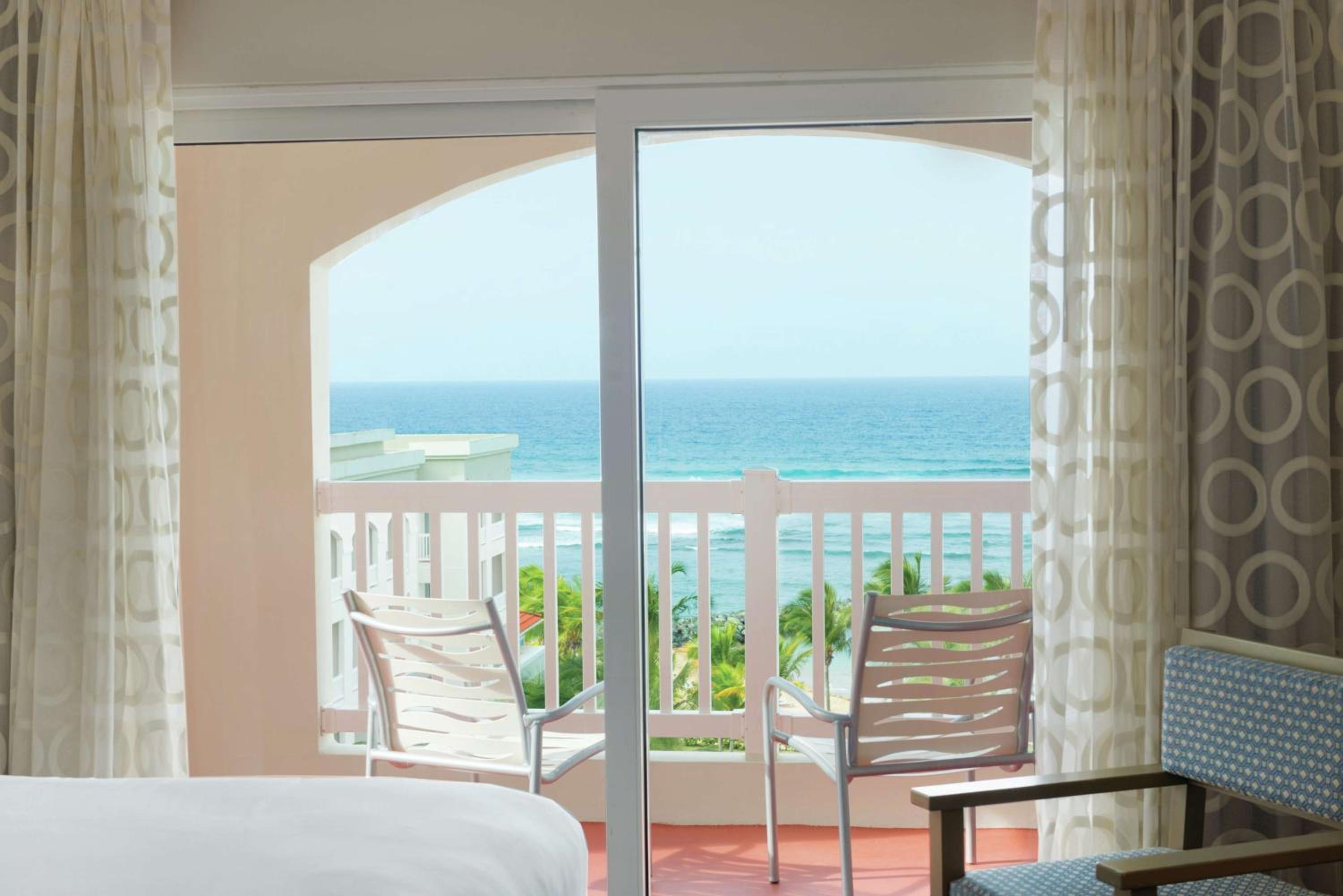 جناح بسرير كينج بإطلالة على البحر مع أريكة، Embassy Suites By Hilton Dorado Del Mar Beach Resort 3/3