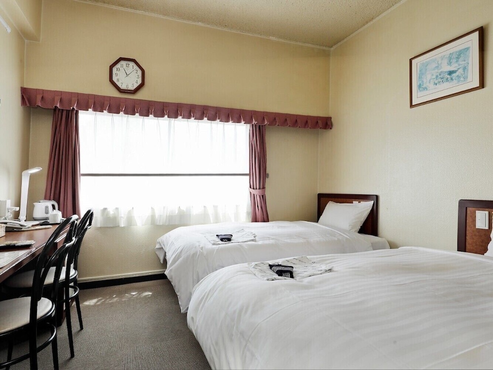 ROOM, TWIN BEDS