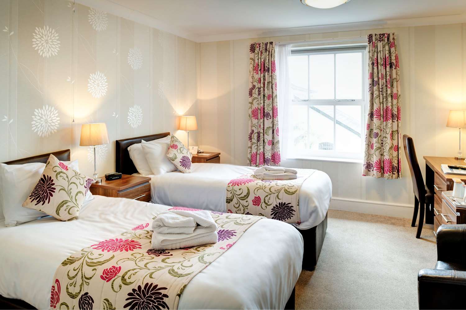 Standard, Twin Beds, with View