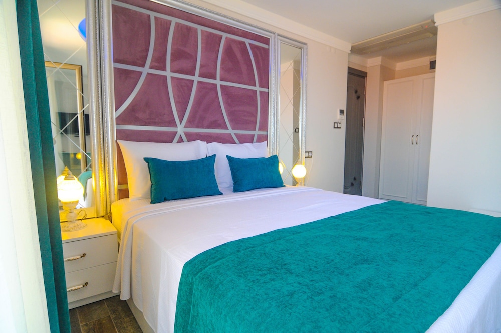 EXCLUSIVE, SUITE, QUEEN BED, PARTIAL SEA VIEW