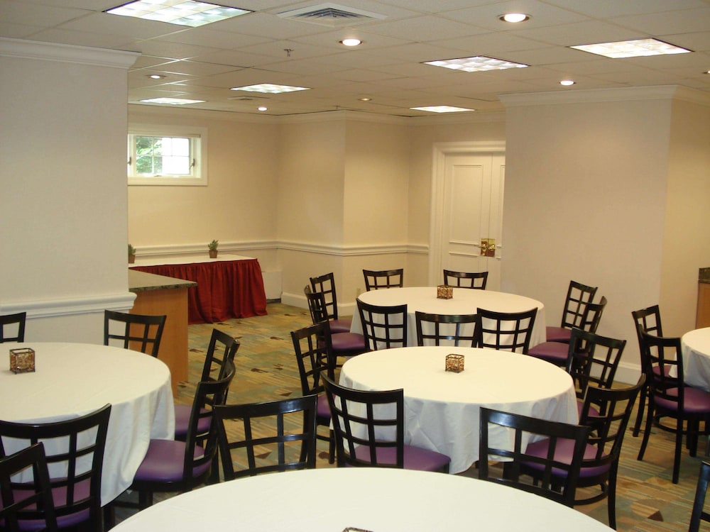 Hampton Inn and Suites Stamford 40/46