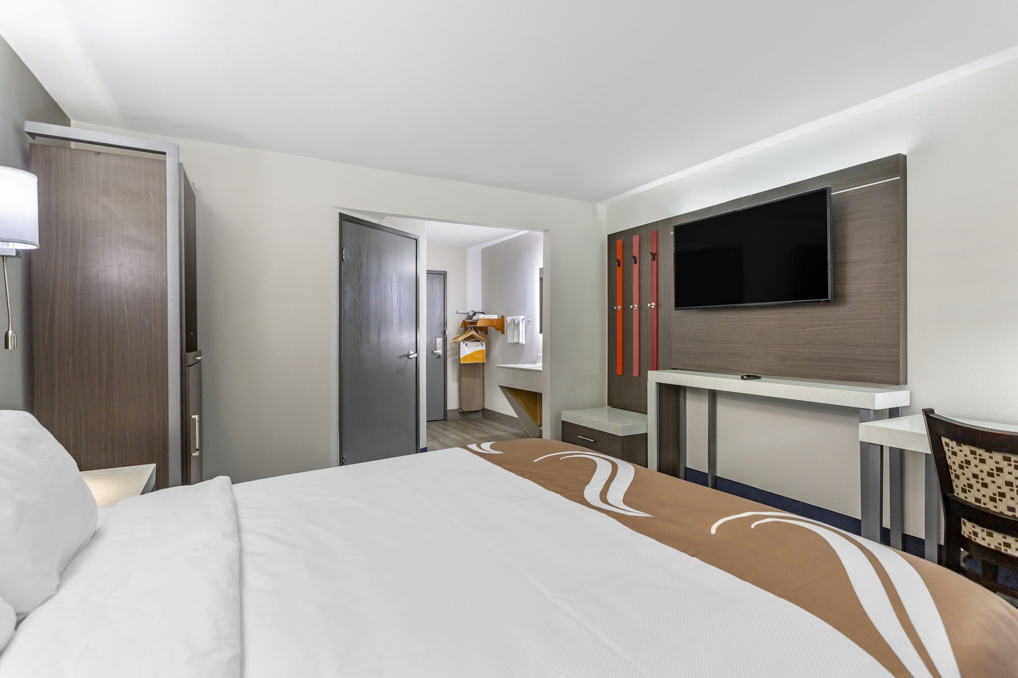 ROOM, QUEEN BED, ACCESSIBLE