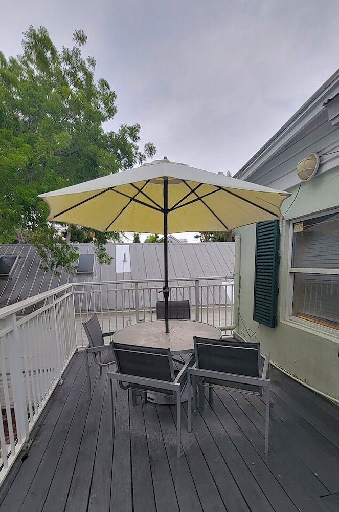 The Paradise Inn Adults Only 40/75