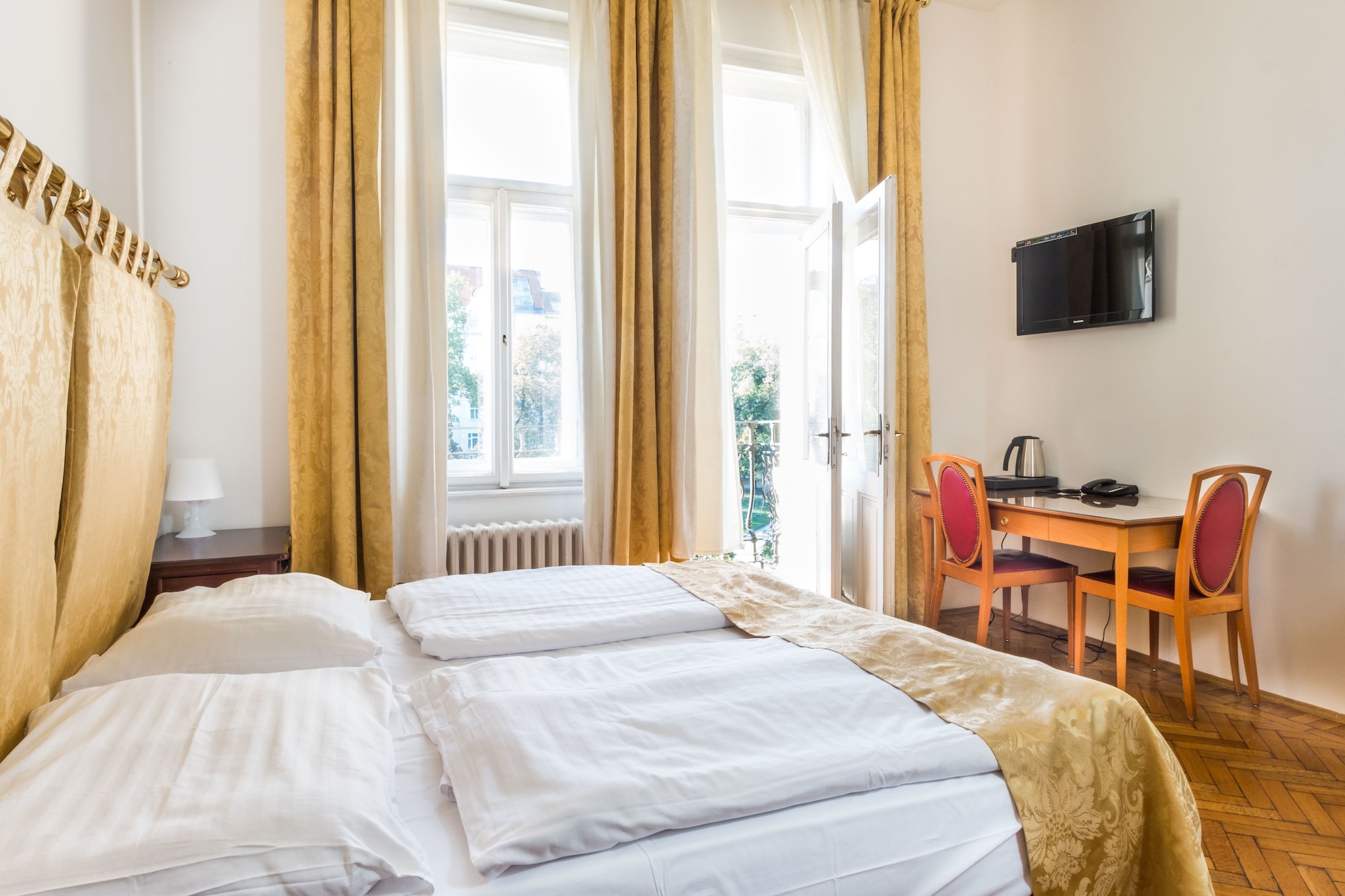 ROOM, DOUBLE OR TWIN BED