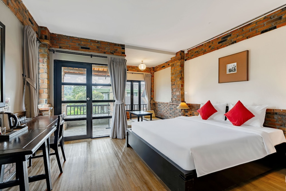 DELUXE, TWIN BEDS, POOL VIEW