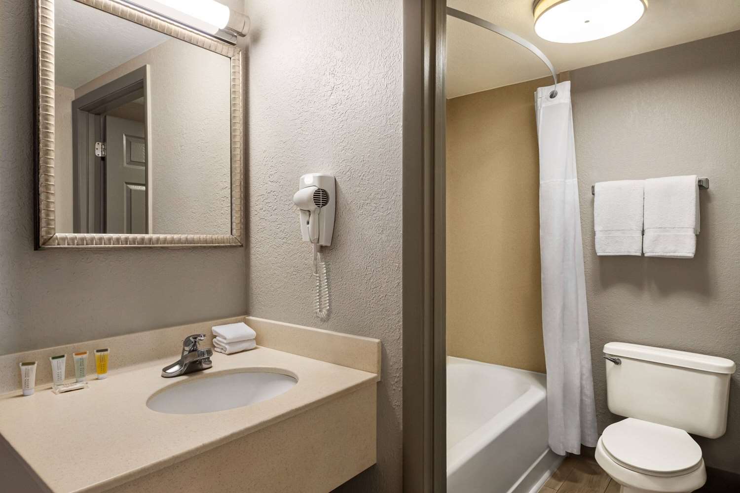 Days Inn By Wyndham Cocoa Beach Port Canaveral 40/44