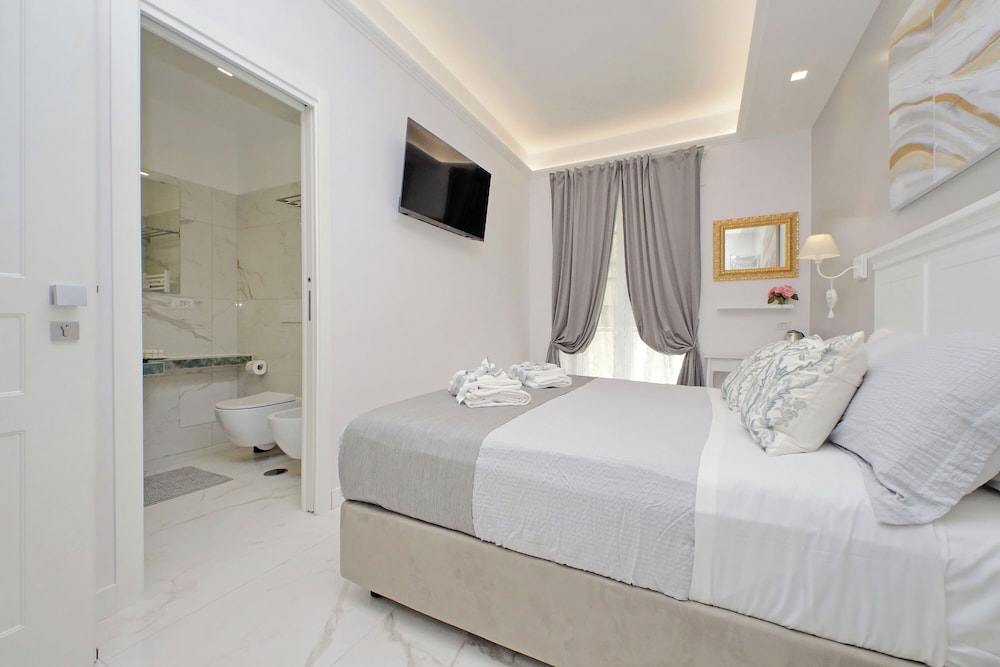 DELUXE, DOUBLE OR TWIN BED