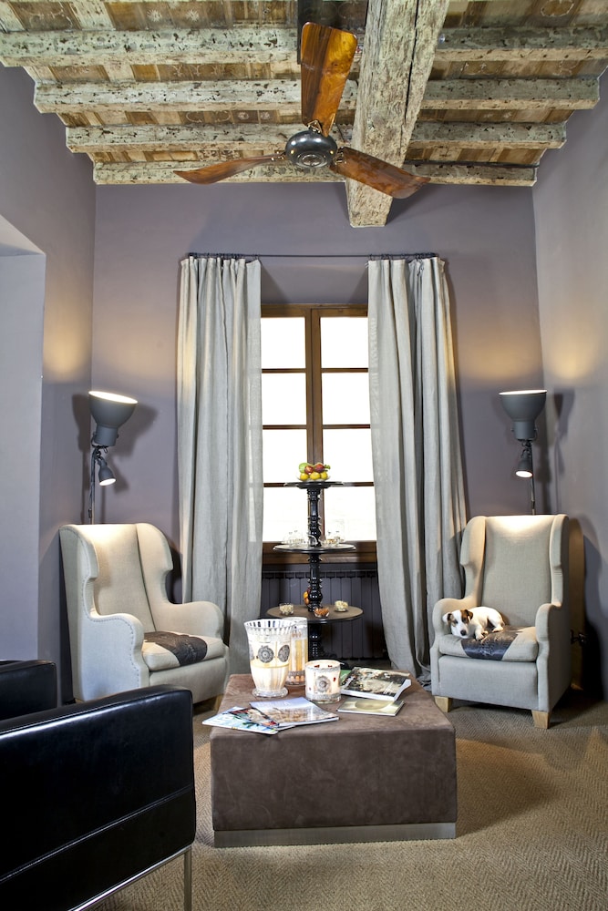 Porcellino Gallery Art Boutique B and B 24/39