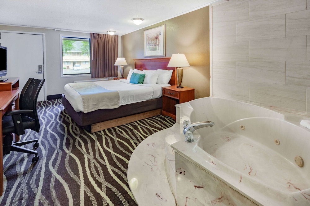 Monroe Hotel 52/52