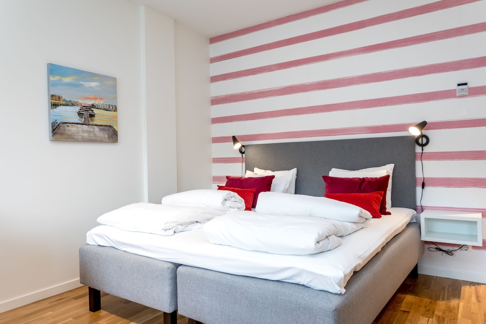 STUDIO, QUEEN BED