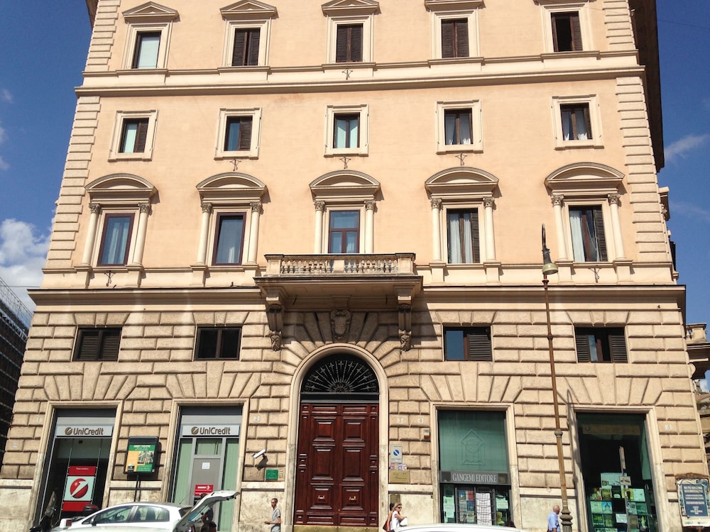 Hotel Primavera 1/64