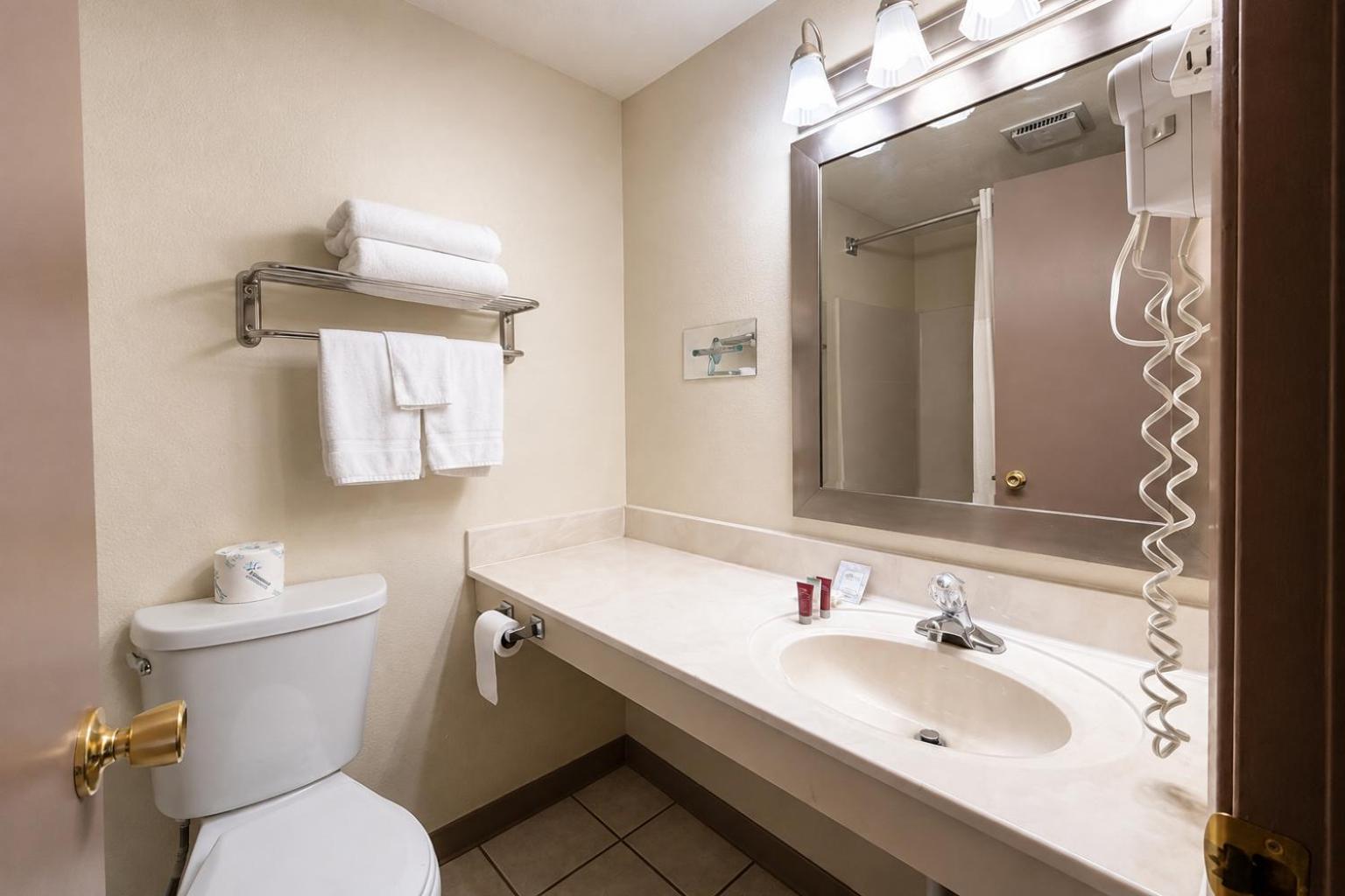 غرفة بسرير كينج بجاكوزي، Fairbridge Inn And Suites 8/10