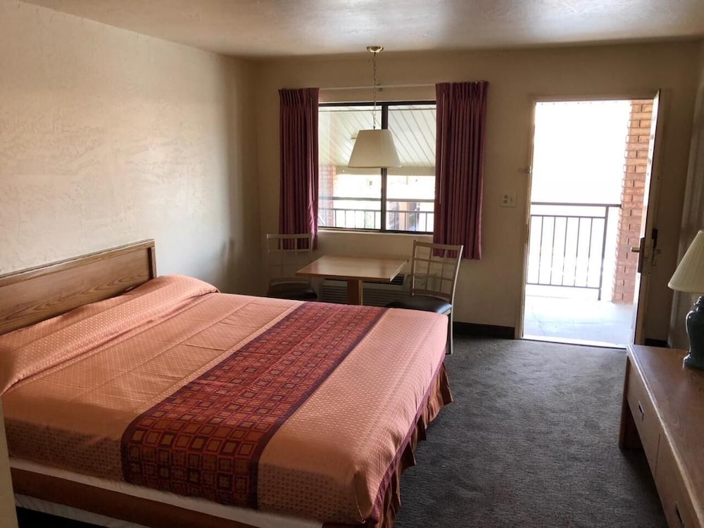Claridge Inn 23/57