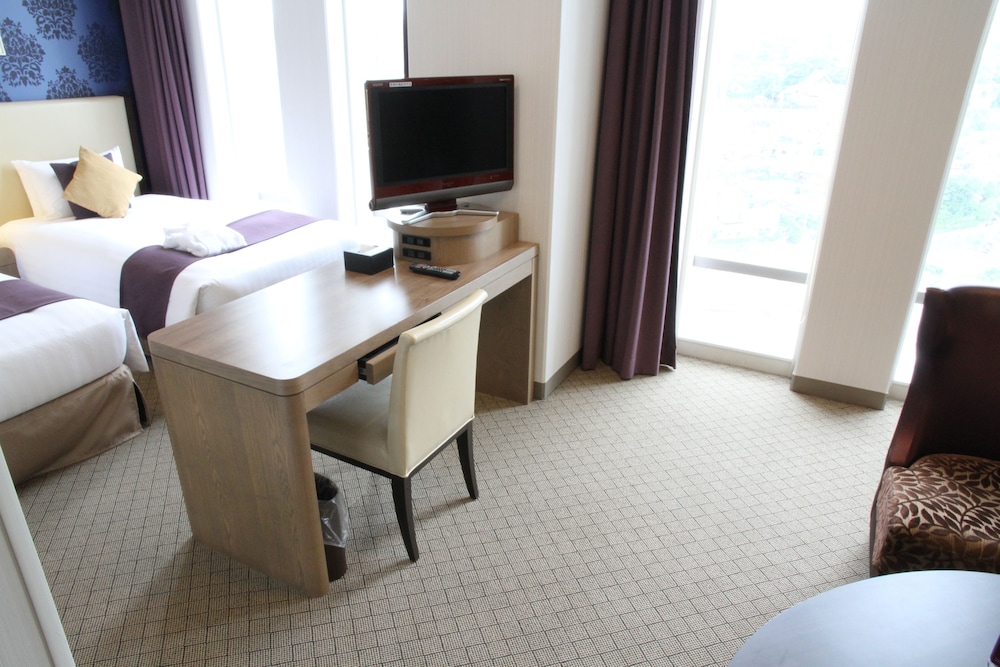 MERCURE YOKOSUKA 49/70