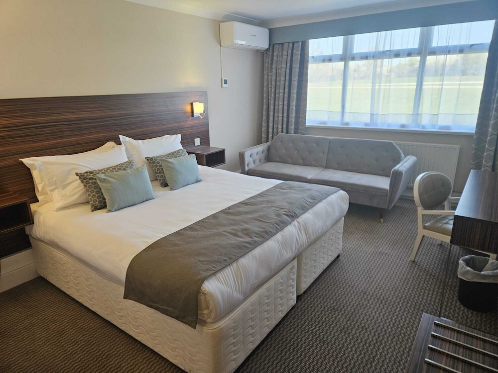 Room at Dancenter Lux Resort London City M25, HORNCHURCH