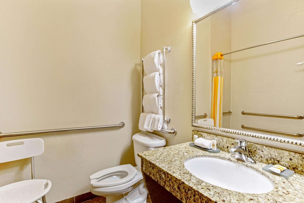 La Quinta Inn and Suites by Wyndham Ft. Worth - Burleson 50/53