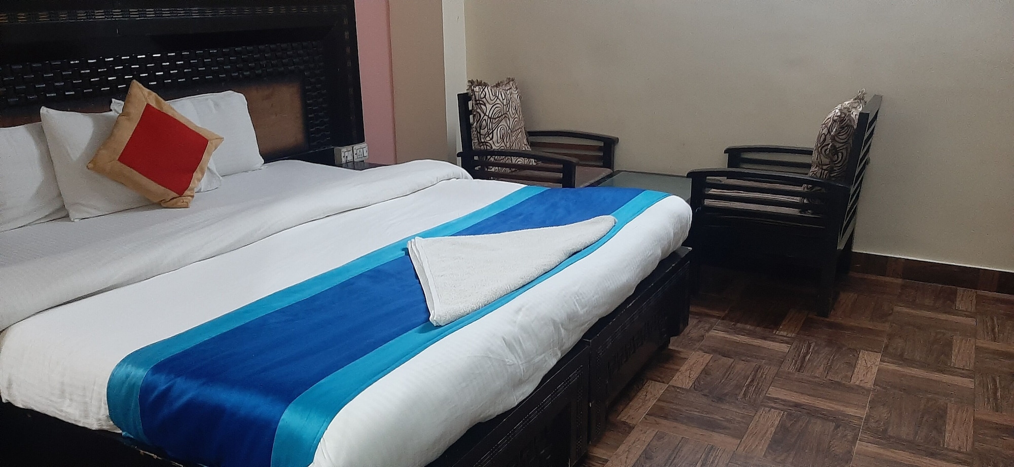 EXECUTIVE, DOUBLE OR TWIN BED, ACCESSIBLE
