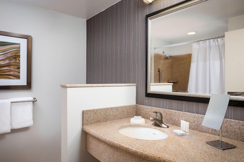 Courtyard by Marriott Kansas City Shawnee 7/71