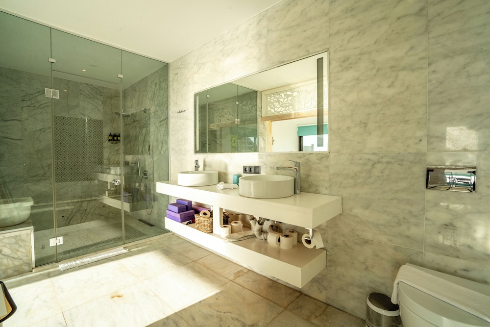 HONEYMOON, BEACH FRONT, JETTED TUB