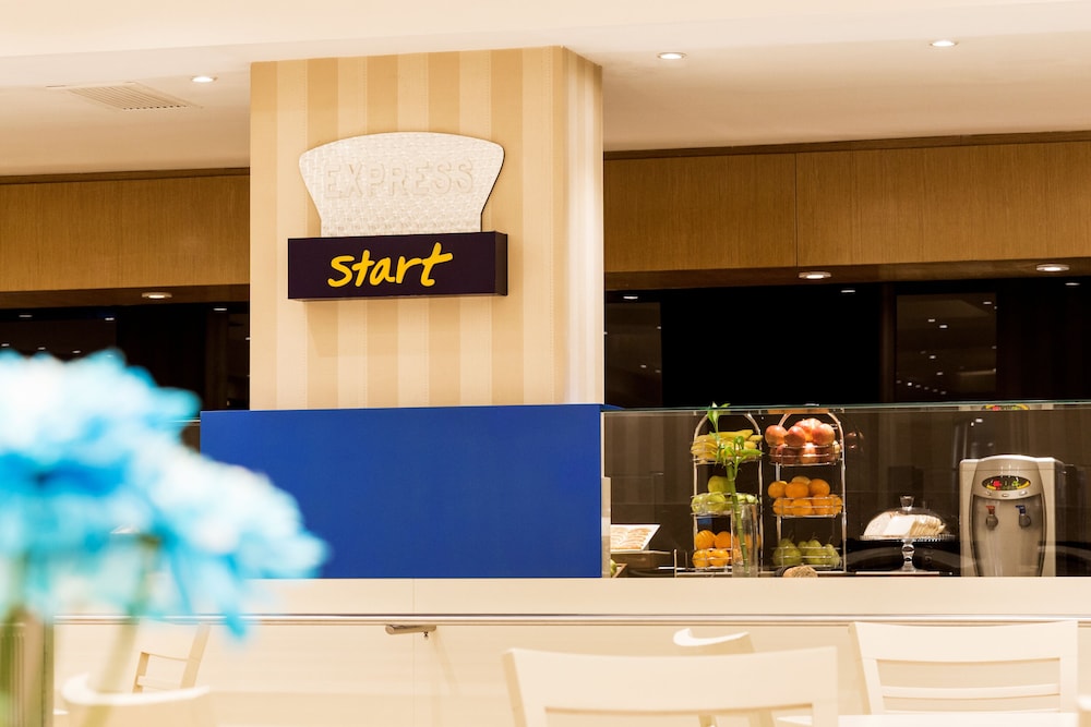 HOLIDAY INN EXPRESS ROSARIO 12/56