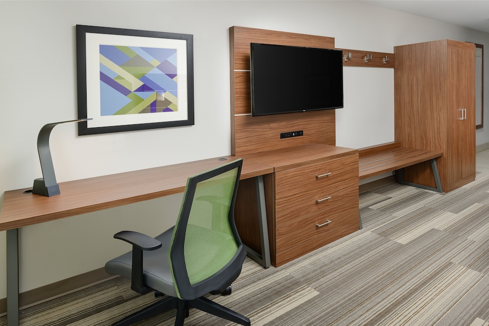 Holiday Inn Express Hotel & Suites Tullahoma 45/47