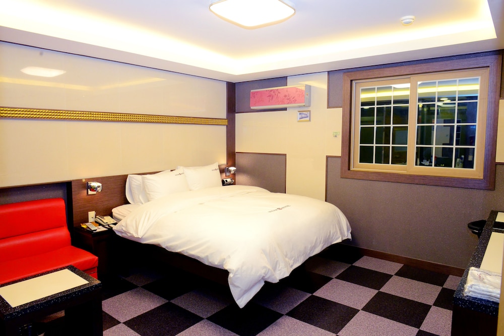 Sugar Hotel 11/50