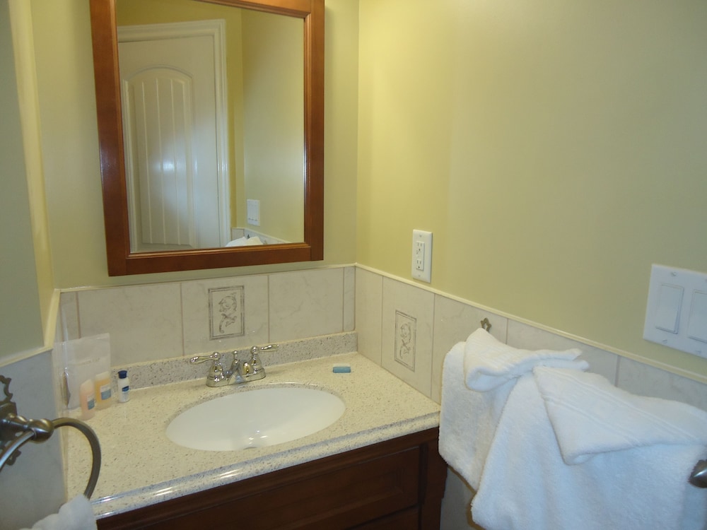 Bayside Inn & Waterfront Suites 38/40