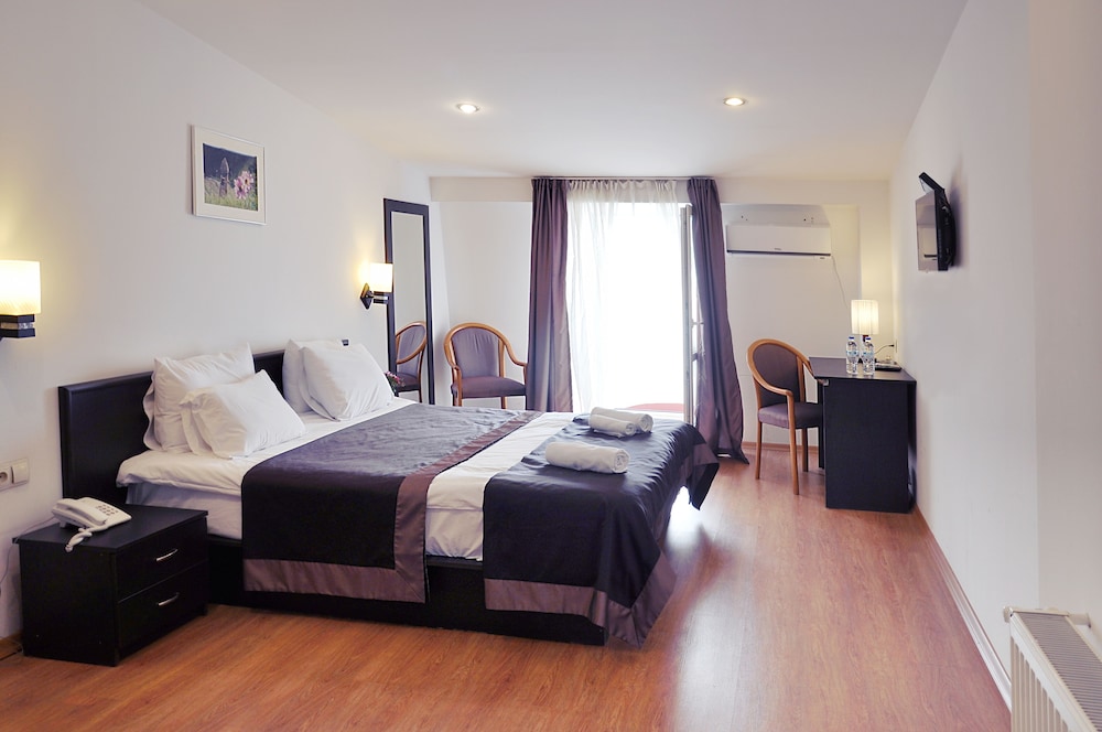STANDARD, DOUBLE OR TWIN BED, MOUNTAIN VIEW