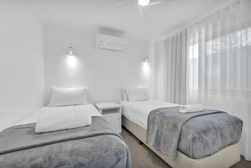 3 Bedrooms, Adjoining, King and Queen and Twin Beds, Ocean View