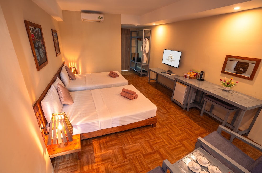 Golden Daisy Hotel 32/68