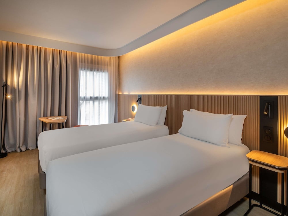 EXECUTIVE, TWIN BEDS