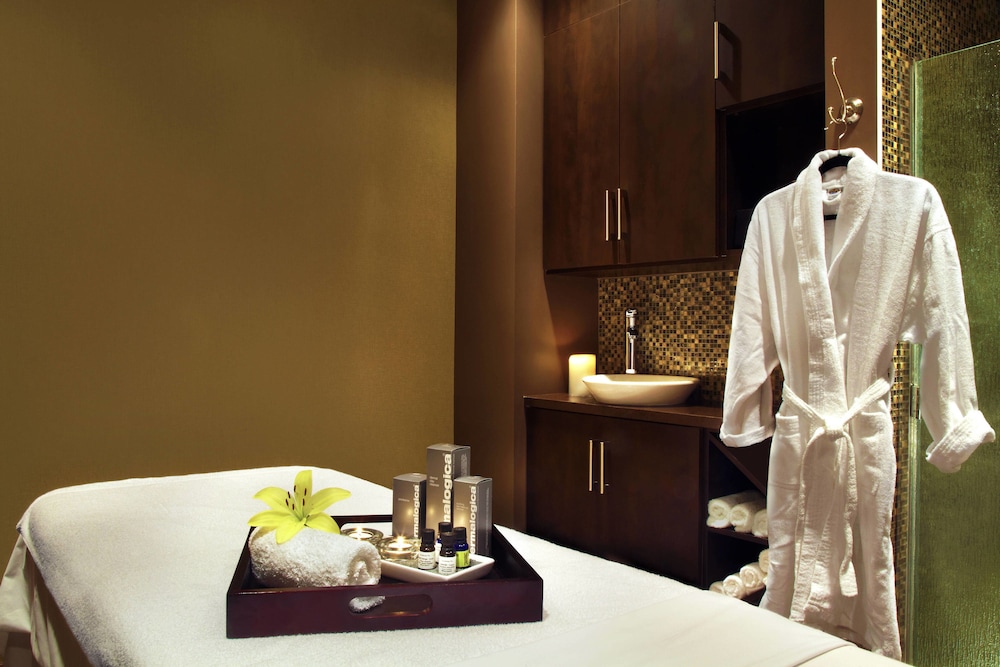 Four Points by Sheraton Calgary Airport 9/25