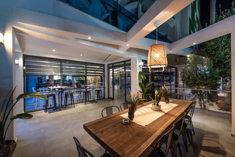 White City Beach - Adults Only +16 32/45